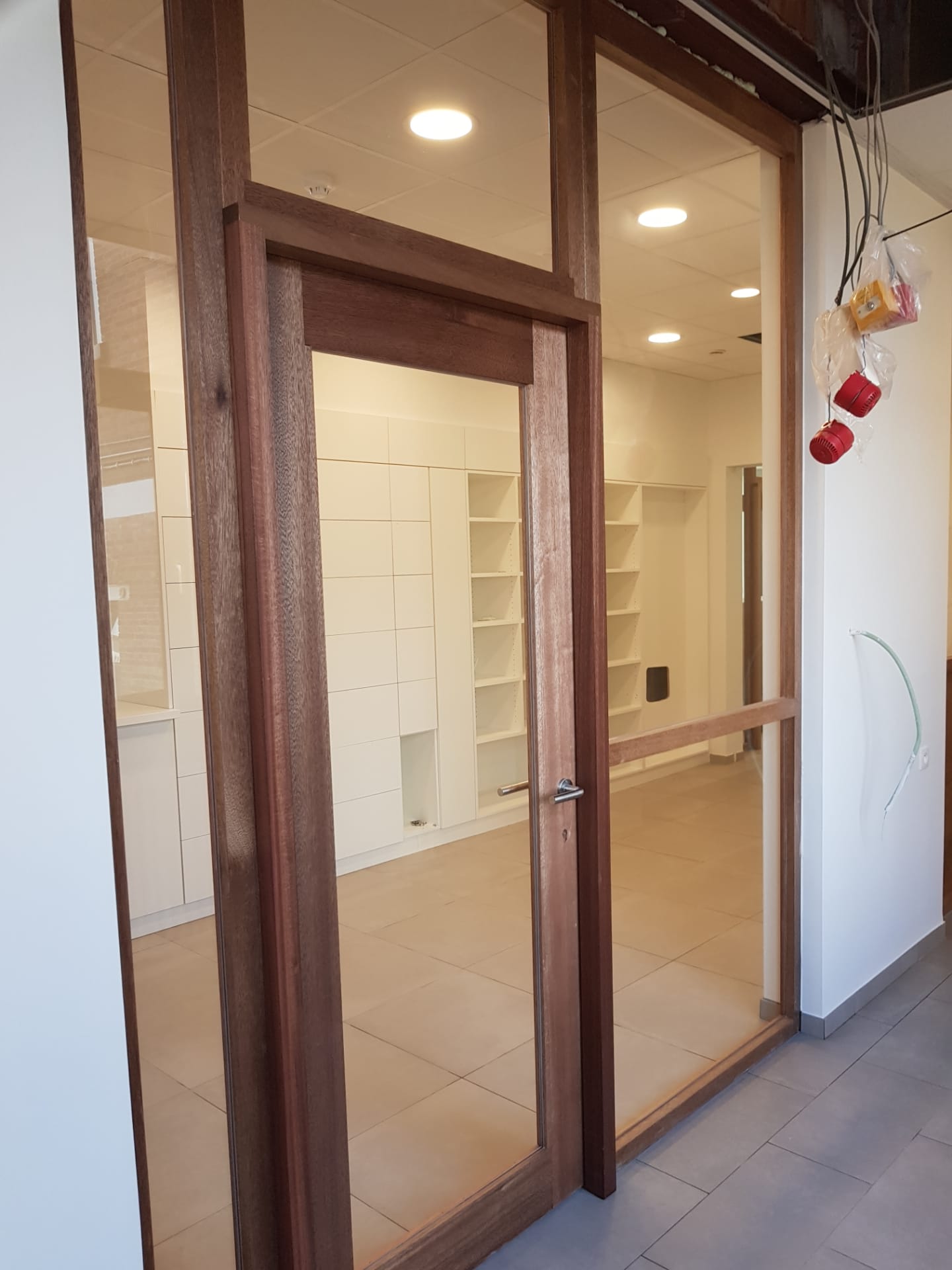 Binnendeuren, binnenramen, zitbanken en meubilair school Lummen - Vrago Interieur